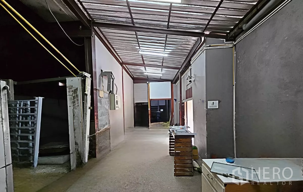 货栈 出租在Chatuchak, Bangkok - 中央走廊，高挑金属屋顶与电箱线路
