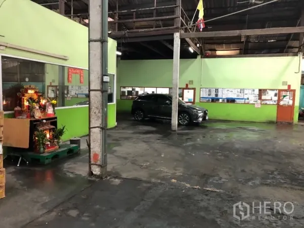 Warehouse for rent in Bang Kho Laem, Bangkok - Warehouse interior showing green office rooms with windows, open floor space and parking.