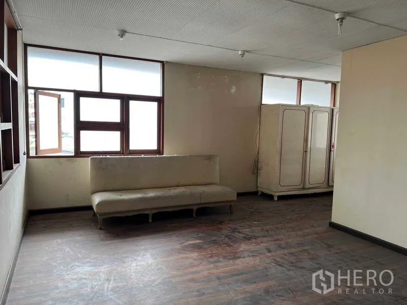 独立式住宅 出租在Sathon, Bangkok - 楼上宽敞房间，拼花木地板、沙发和大窗，待翻新。
