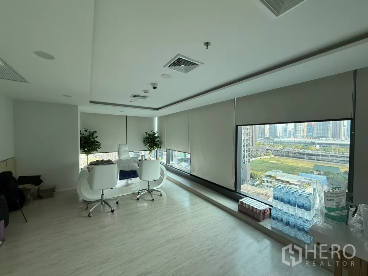 Office Space for rent in Din Daeng, Bangkok - Executive corner office with curved white desk, panoramic windows and skyline outlook over the Rama 9 area.