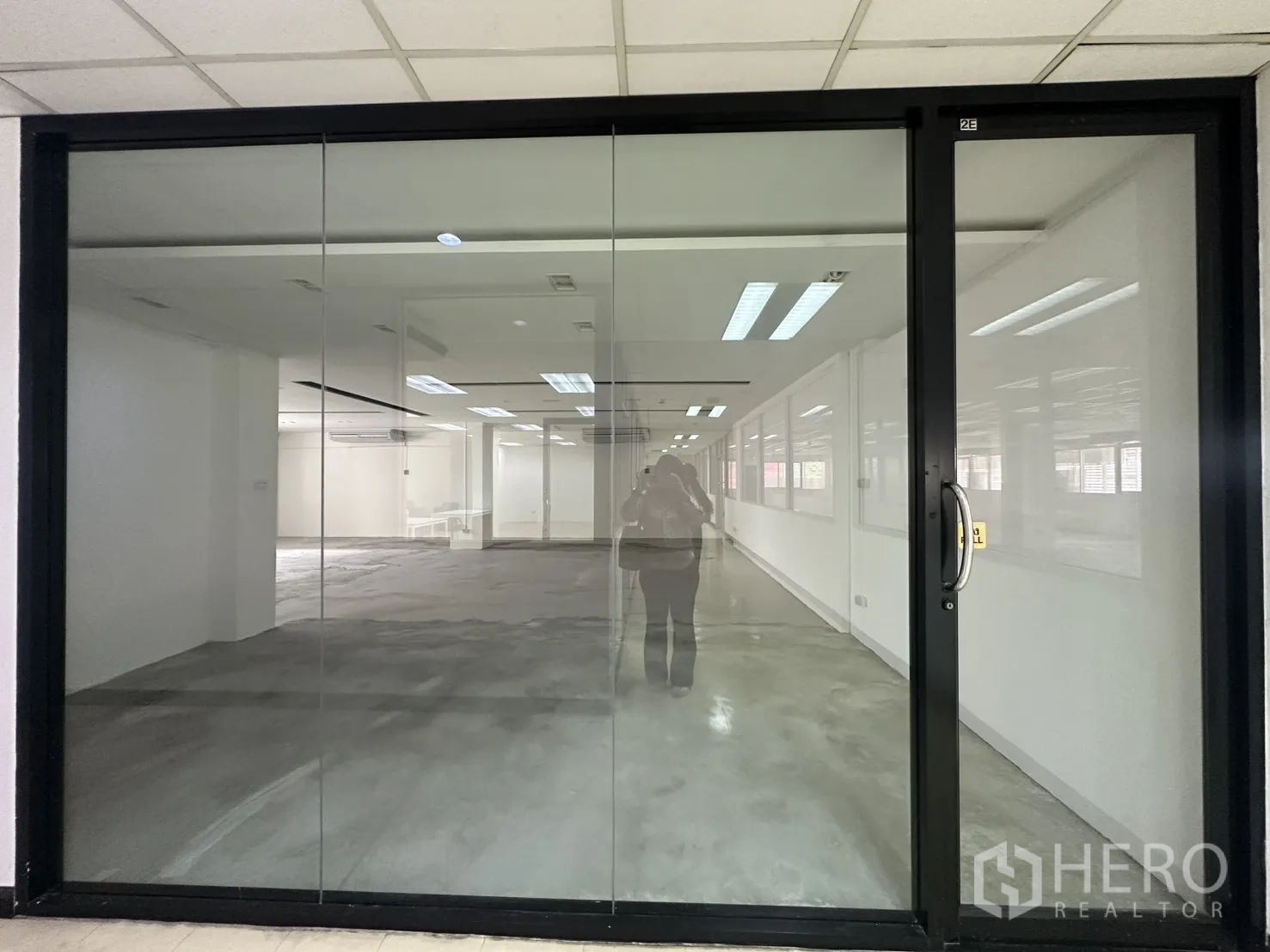 Office Space for rent in Pathum Wan, Bangkok - Open space with polished concrete flooring and ceiling downlights.