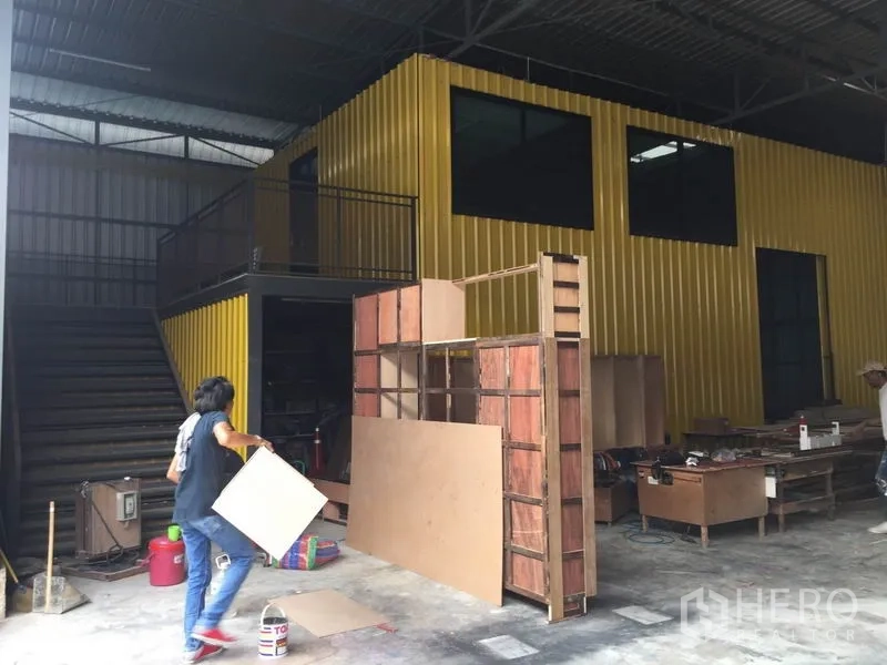 Warehouse for rent in Bang Kapi, Bangkok - Internal yellow mezzanine office with windows and a staircase inside the warehouse.