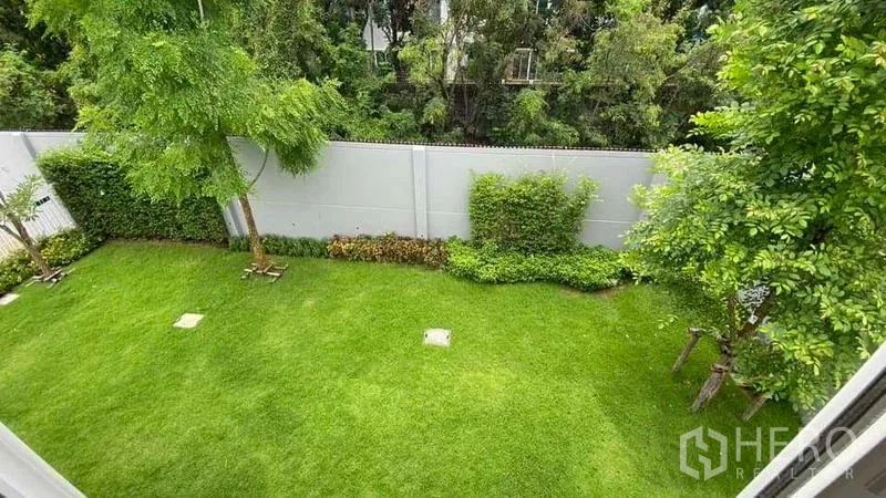 บ้าน ให้เช่าหรือขายในPrawet, Bangkok - สวนสนามหญ้าส่วนตัว ต้นไม้ใหญ่ แนวรั้วสูง ให้ความเป็นส่วนตัว