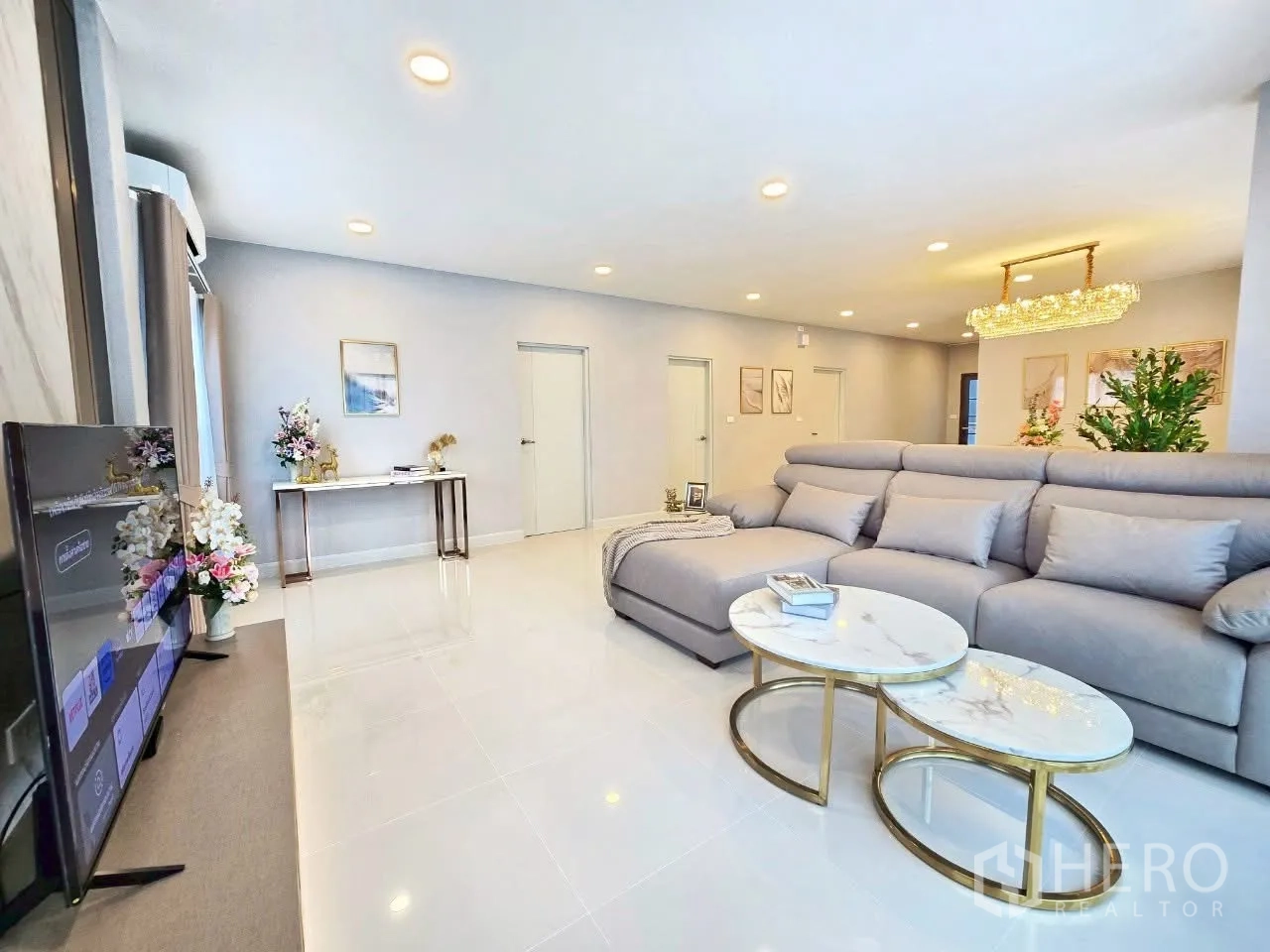 Detached House for rent in Bang Phli, Samut Prakan - Open living zone with sofa set, nesting coffee tables