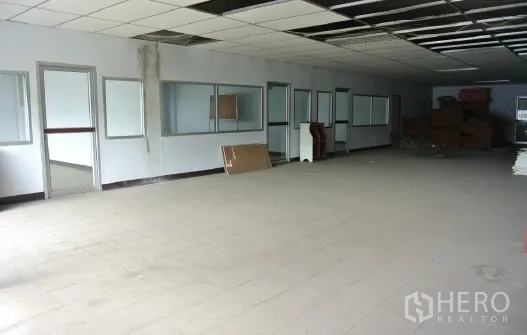 Factory for sale in Bang Phli, Samut Prakan - Large unfinished office floor with partitioned rooms and suspended ceiling.