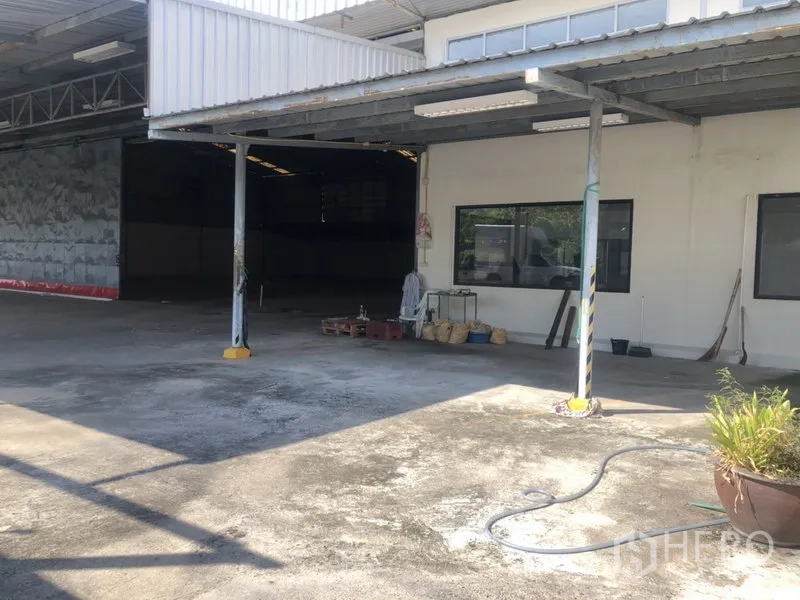 货栈 出租在Prawet, Bangkok - 仓库前院带遮棚，入口与外墙窗户