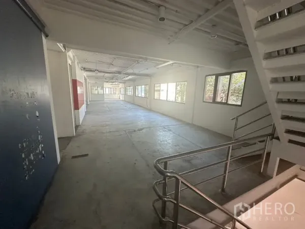Warehouse for rent in Saphan Sung, Bangkok - Wide internal corridor with windows and metal handrail in Bangkok warehouse office.