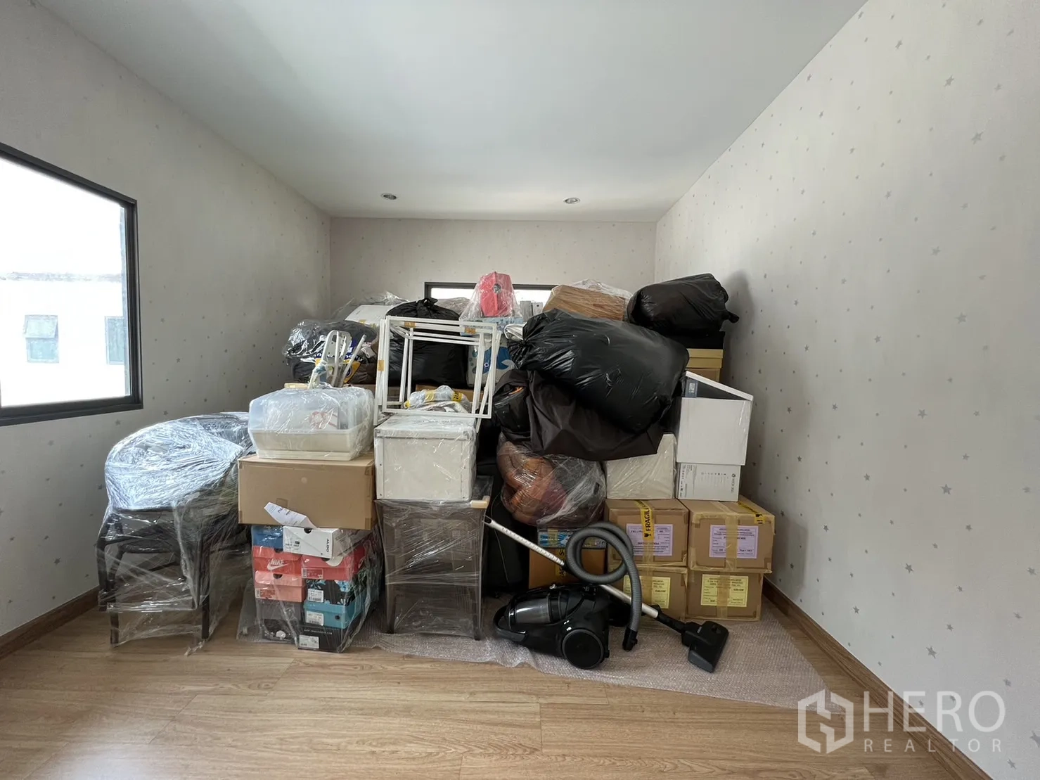 独立式住宅 出售在Suan Luang, Bangkok - 次卧暂作储物间，两侧设窗。