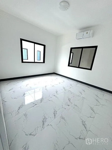 Warehouse for rent in Khlong Luang, Pathum Thani - Bright bedroom or office with marble-look tiles, windows and wall air conditioner.