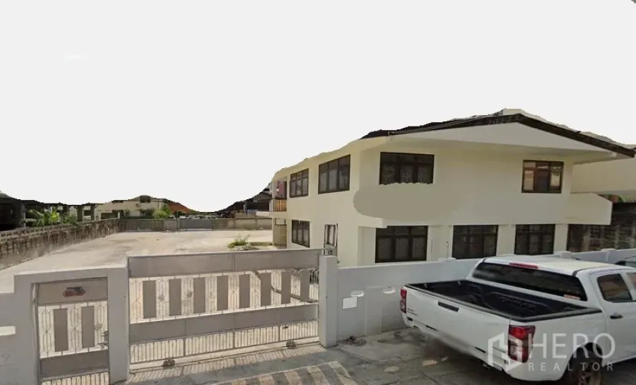 Home Office for rent in Wang Thonglang, Bangkok - Gated two-storey home office with wide concrete yard and ample parking in Wang Thonglang, Bangkok.