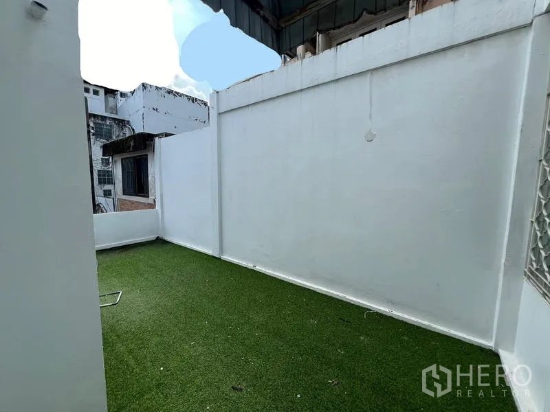 Home Office for rent in Watthana, Bangkok - Small private terrace with artificial grass and high privacy walls.
