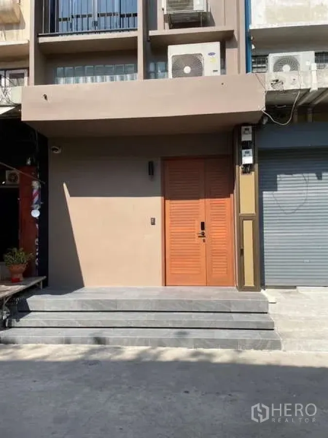 带办公室的家 出租在Watthana, Bangkok - 联排式家庭办公楼入口，台阶与木门。