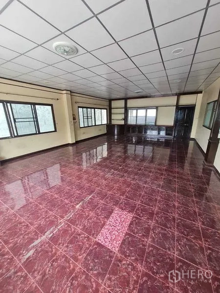 Warehouse for rent in Bang Yai, Nonthaburi - Spacious office room with drop ceiling, multiple windows and glossy tiles.
