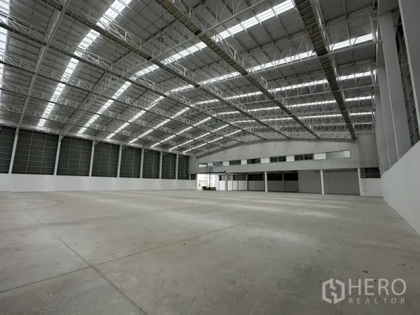 工厂 出租在Pathum Thani - 宽阔生产车间，高钢桁架屋顶，带内部办公区。