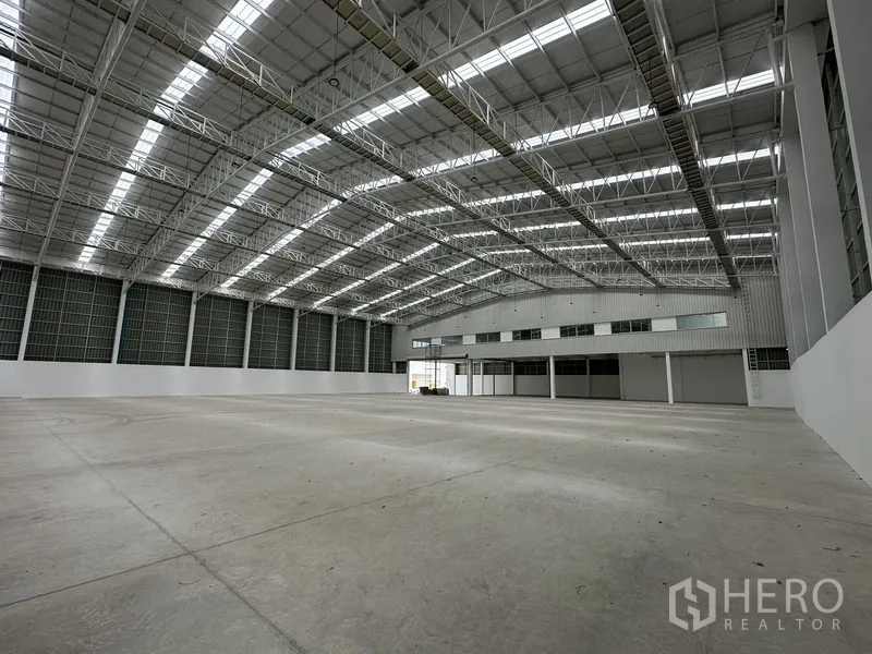 工厂 出租在Pathum Thani - 宽阔生产车间，高钢桁架屋顶，带内部办公区。