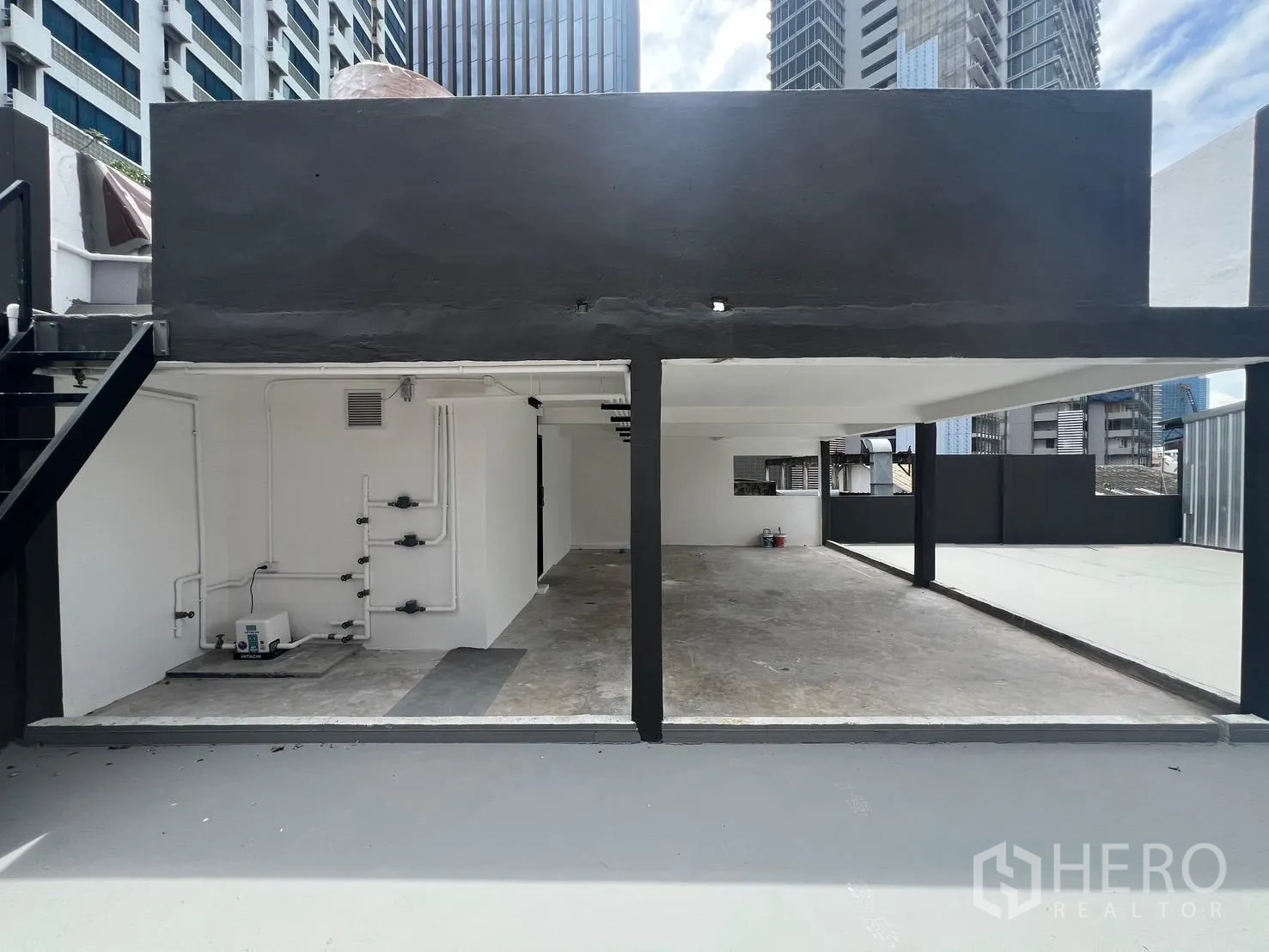 Retail Space for rent in Bang Rak, Bangkok - Open-sided retail bay showing plumbing and electrical conduits beneath a white ceiling and black columns.