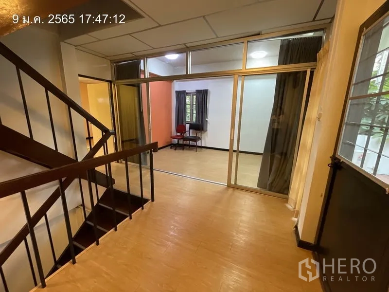 独立式住宅 出租在Khlong Toei, Bangkok - 二层走廊带木楼梯，玻璃隔断房间临走廊而设。