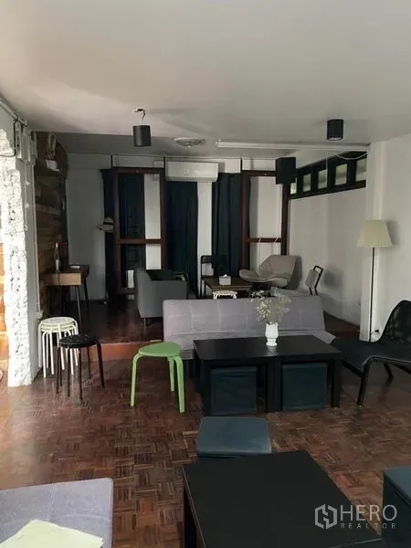 Home Office for rent in Pathum Wan, Bangkok - Lounge-style meeting area with sofas, curtains and low tables in a flexible layout.