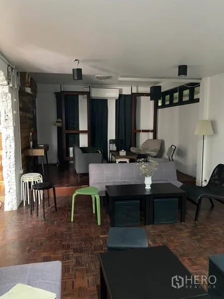Home Office for rent in Pathum Wan, Bangkok - Lounge-style meeting area with sofas, curtains and low tables in a flexible layout.