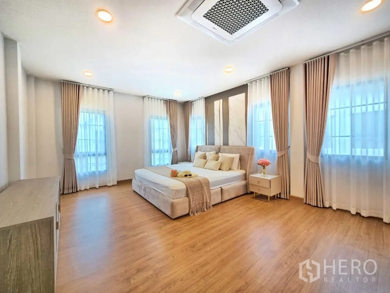 Detached House for rent in Bang Phli, Samut Prakan - Spacious master bedroom with large windows and cassette AC
