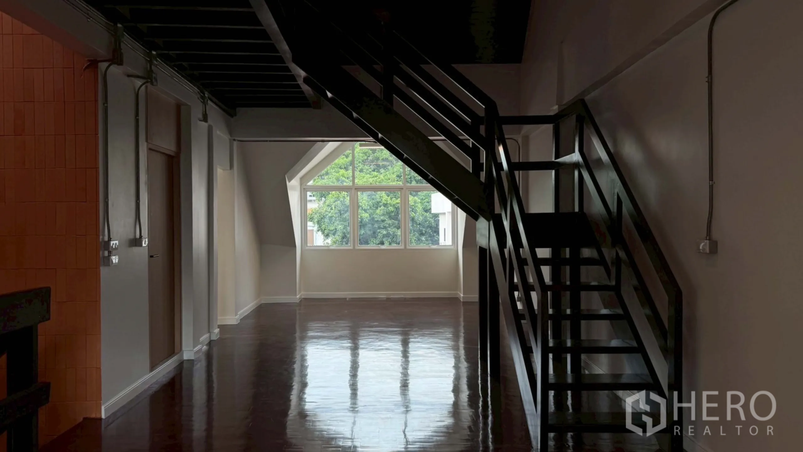 带办公室的家 出租在Watthana, Bangkok - 宽敞顶层空间，中央楼梯与人字形大窗。