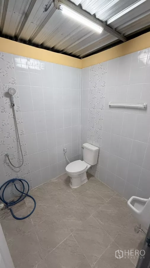 货栈 出租在Wang Thonglang, Bangkok - 仓内整洁卫浴，带淋浴、坐便与顶灯。