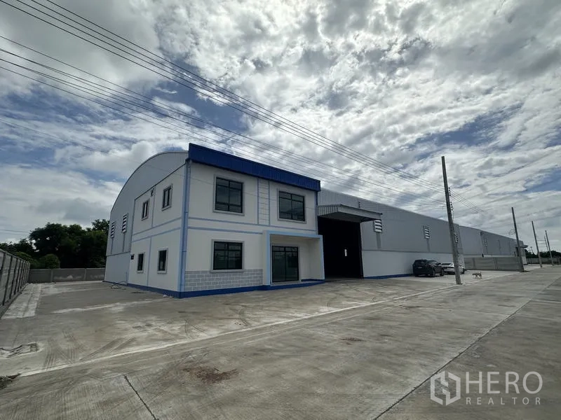 Factory for rent or sale in Sai Noi, Nonthaburi - New two‑storey office with attached factory and wide concrete yard in Sai Noi, Nonthaburi.