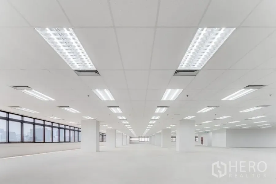 Office Space for rent in Pathum Wan, Bangkok - Expansive white office floor with grid ceiling, fluorescent lights, and columns.