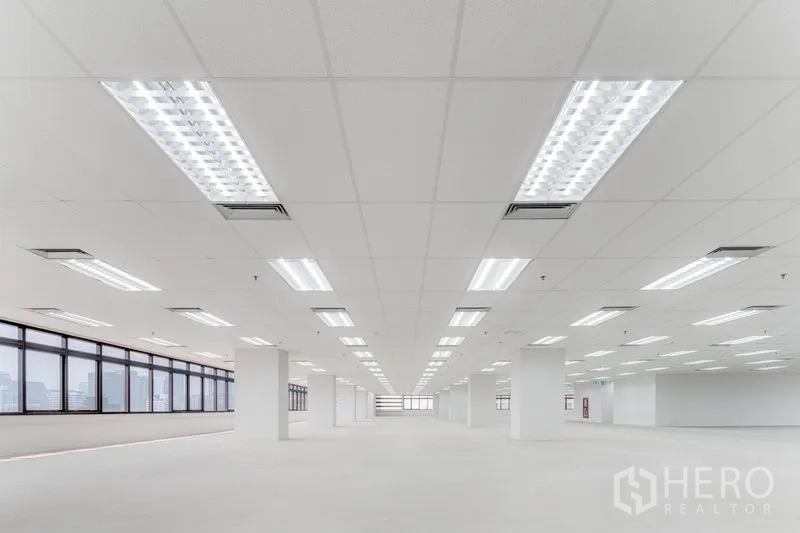 Office Space for rent in Pathum Wan, Bangkok - Expansive white office floor with grid ceiling, fluorescent lights, and columns.
