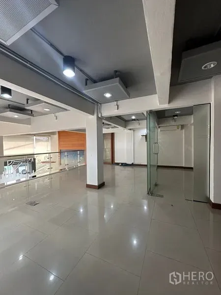 Office Space for rent in Pathum Wan, Bangkok - Open-plan Bangkok office with tiled floors, glass partition and exposed track lighting near BTS Chitlom.