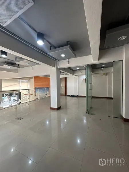 Office Space for rent in Pathum Wan, Bangkok - Open-plan Bangkok office with tiled floors, glass partition and exposed track lighting near BTS Chitlom.
