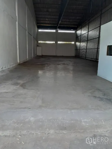 货栈 出租在Bang Phli, Samut Prakan - 空置高挑仓库，混凝土地面，通风砖窗引入自然采光。