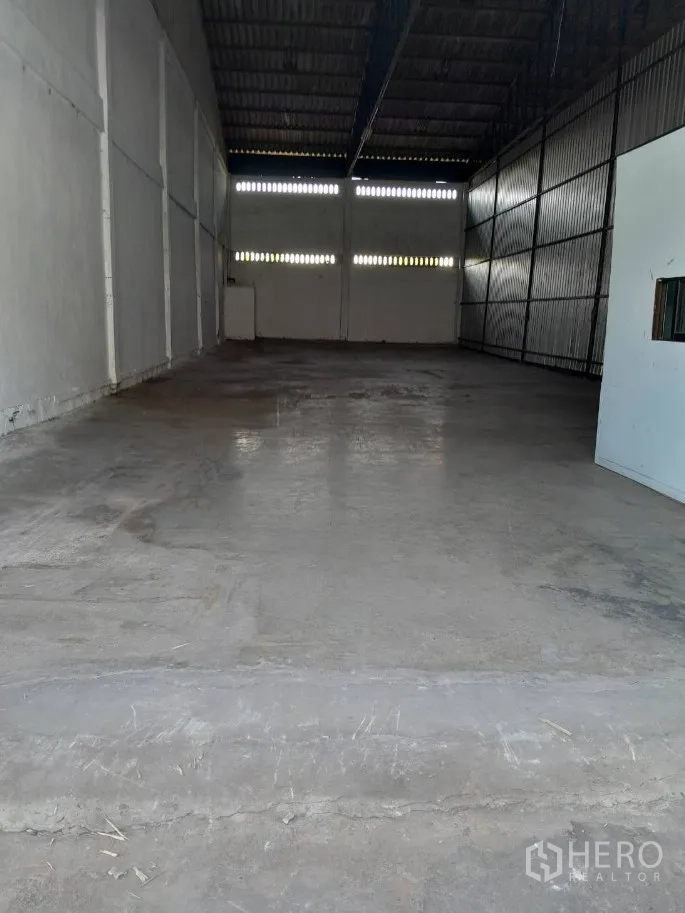 货栈 出租在Bang Phli, Samut Prakan - 空置高挑仓库，混凝土地面，通风砖窗引入自然采光。