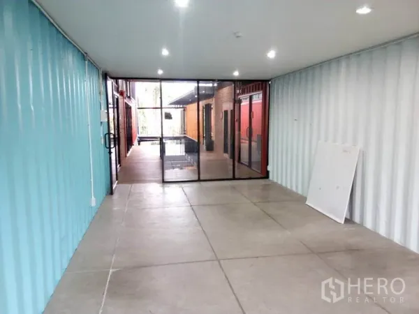 Retail Space for rent in Khlong Toei, Bangkok - Rectangular shop space with sliding glass storefront opening to a courtyard.