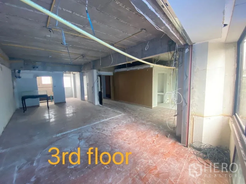 Shophouse for rent in Bang Rak, Bangkok - Third-floor raw space with large windows, wiring and partial partitions