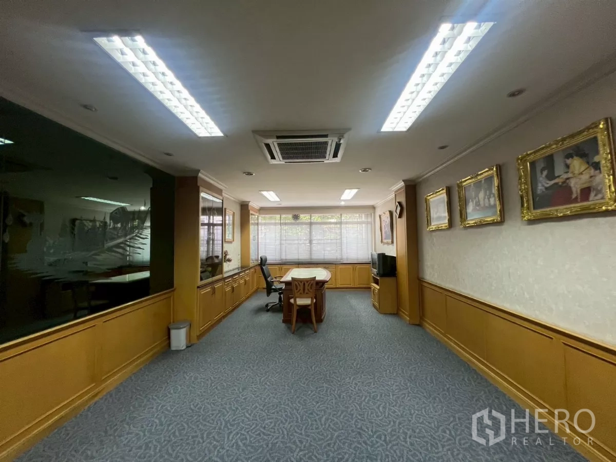 Shophouse for rent in Bang Rak, Bangkok - Bright meeting room with carpet flooring, long table, air-conditioning and large windows.