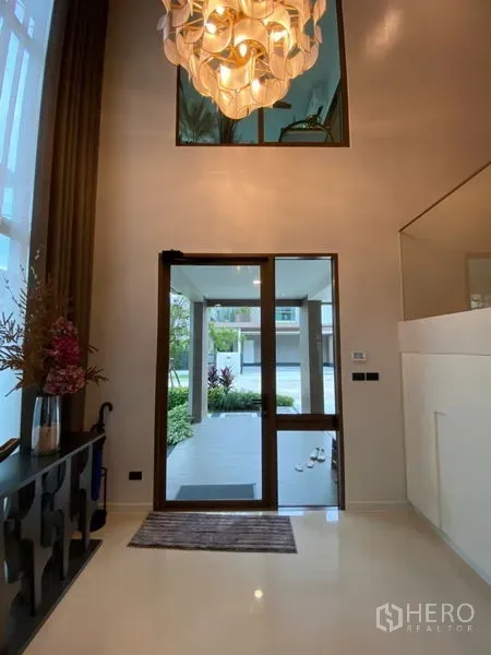 Detached House for sale in Bang Kapi, Bangkok - Bright entry foyer with glass door, high ceiling and console table overlooking the front garden.