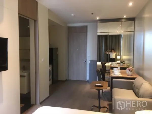 Condominium for rent in Khlong Toei, Bangkok - Entry hall with mirrored storage, dining nook and compact layout leading to bathroom and kitchen.