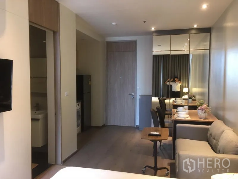 Condominium for rent in Khlong Toei, Bangkok - Entry hall with mirrored storage, dining nook and compact layout leading to bathroom and kitchen.