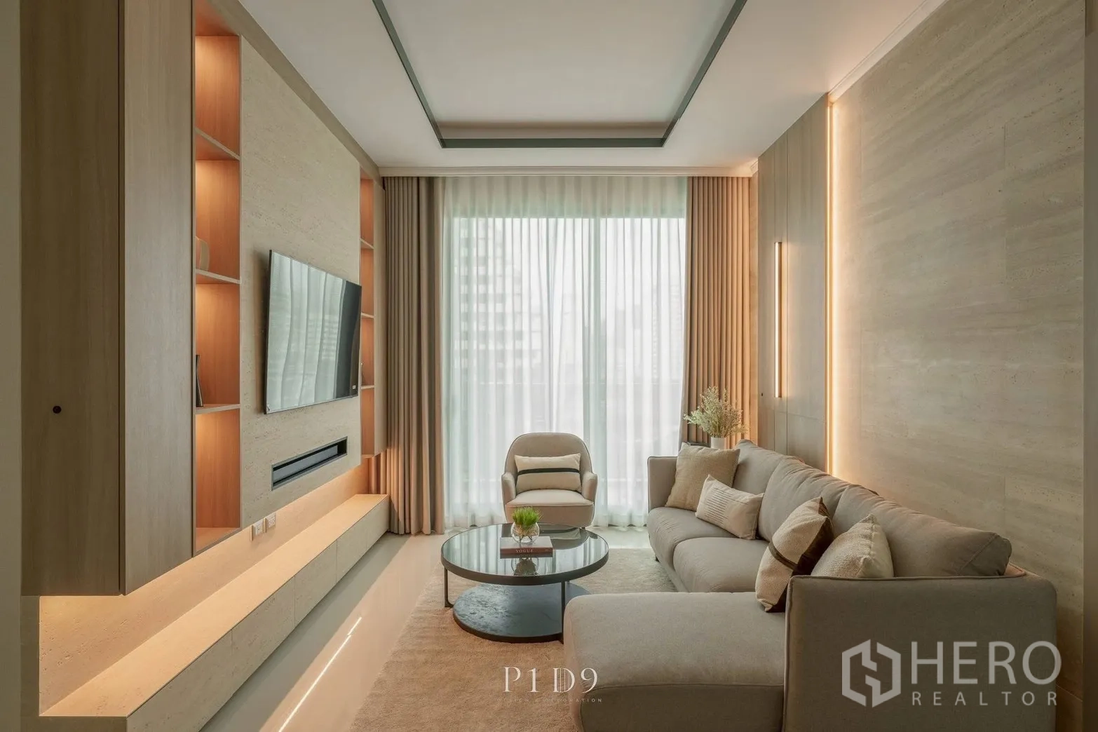 คอนโด for rent in Watthana, Bangkok - ห้องนั่งเล่นหรูหราพร้อมไฟตกแต่ง ทีวีติดผนัง และโต๊ะกลาง.