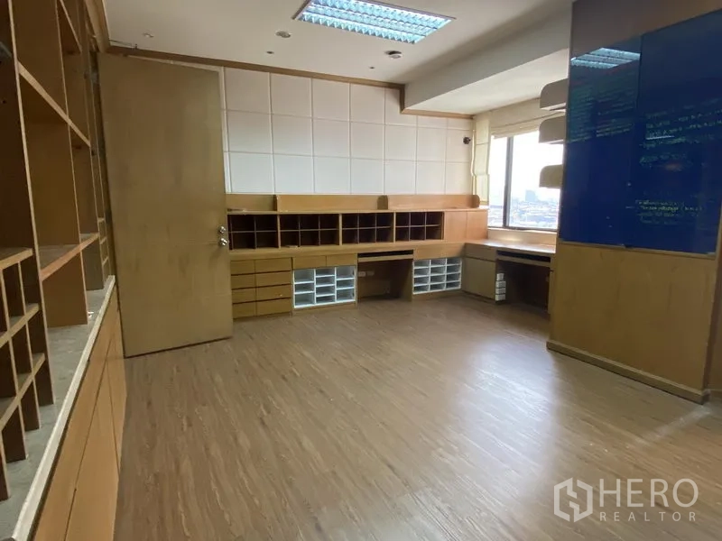 Office Space for rent in Din Daeng, Bangkok - Workroom with multiple built-in desks, storage cubbies and window light.