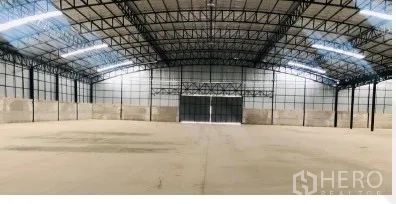 คลังสินค้า ให้เช่าในChon Buri - ภายในโกดังแบบเปิดโล่ง โครงหลังคาเหล็กสูง มีสกายไลท์ และประตูบานเลื่อนขนาดใหญ่