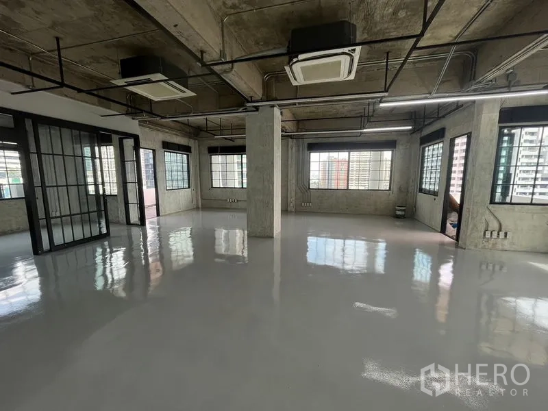 Office Space for rent in Khlong Toei, Bangkok - Spacious office floor with cassette air-conditioning, industrial lighting and large windows bringing abundant natural light.