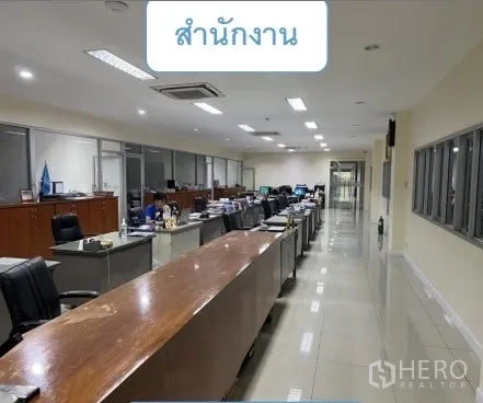 Warehouse for rent in Mueang Pathum Thani, Pathum Thani - Open-plan office with long desks, windows and ceiling air-conditioning.
