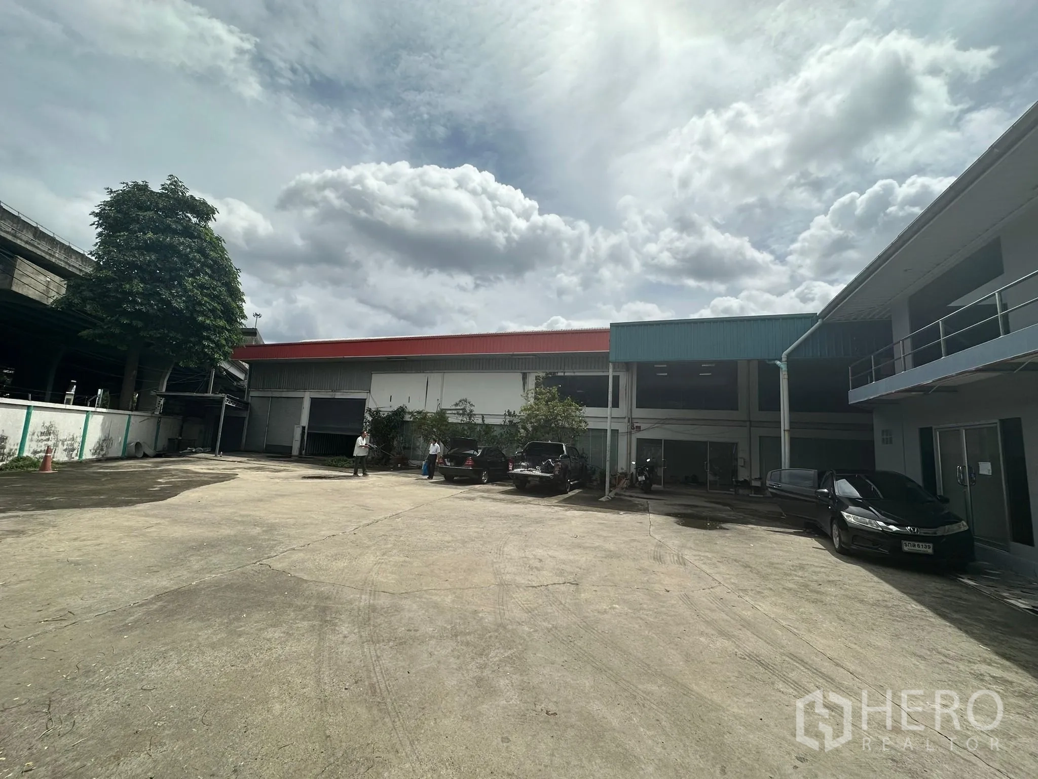 货栈 出租在Huai Khwang, Bangkok - 宽敞混凝土庭院，设仓库装卸口和停车位。