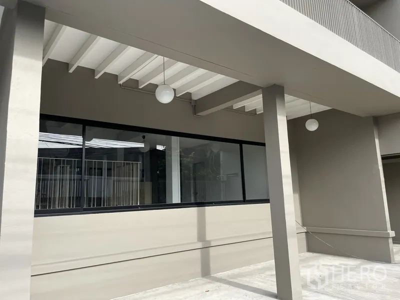 Home Office for rent in Khlong Toei, Bangkok - Covered ground-floor patio with ceiling lights and wide picture window