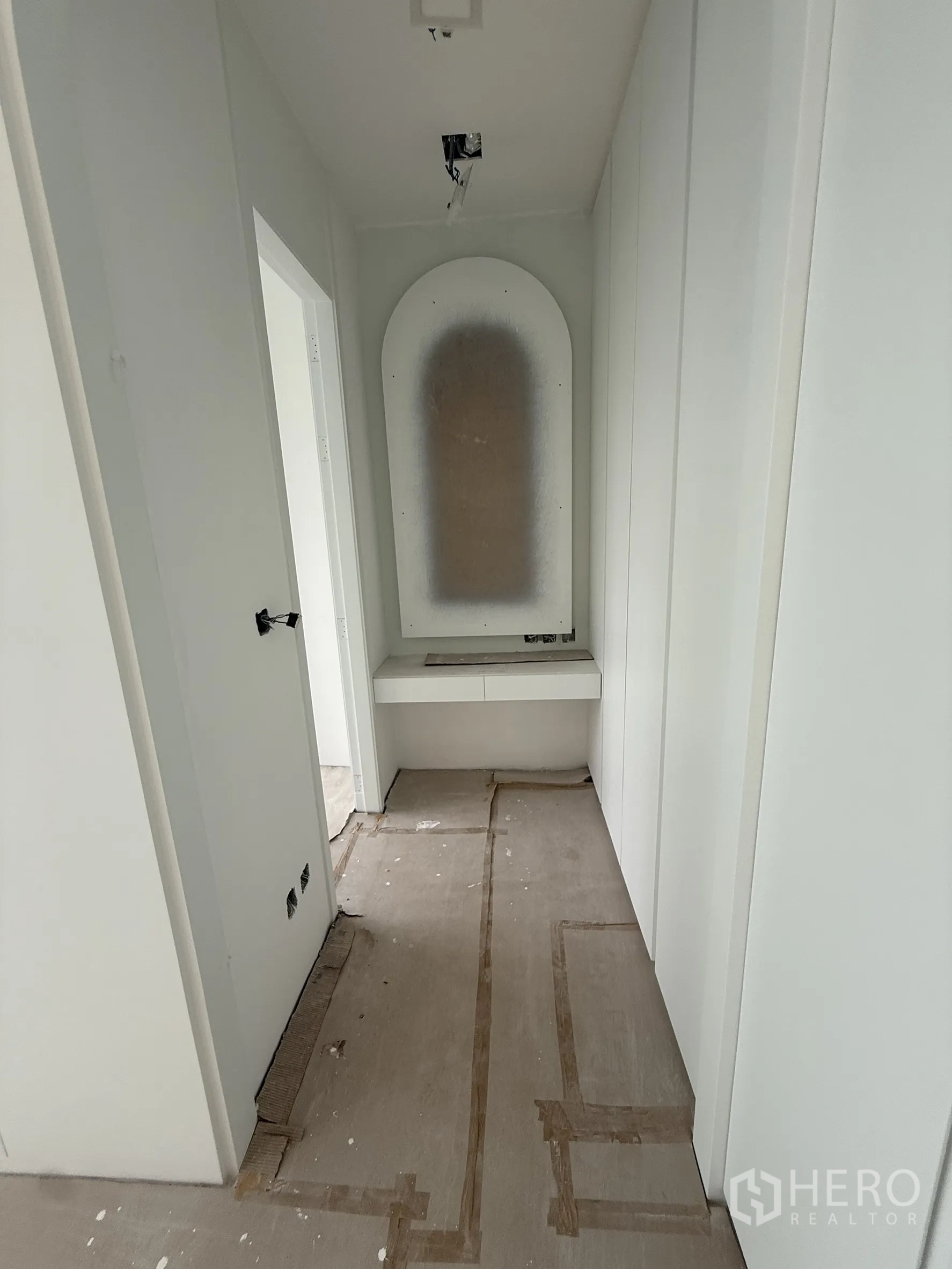 Detached House for sale in Bang Phli, Samut Prakan - Narrow corridor with arched niche and built-in storage.