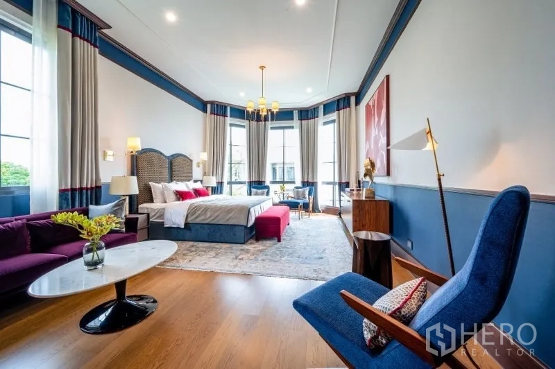 Detached House for sale in Bang Kapi, Bangkok - Expansive master suite with seating area, high ceiling and warm wood flooring.