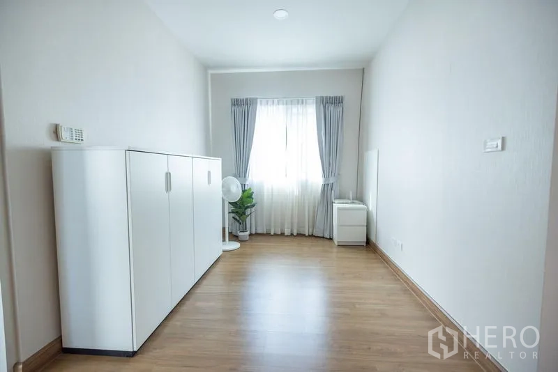 Detached House for rent or sale in Bang Phli, Samut Prakan - Modern two-storey detached house exterior with carport, driveway and small garden in Bang Phli.