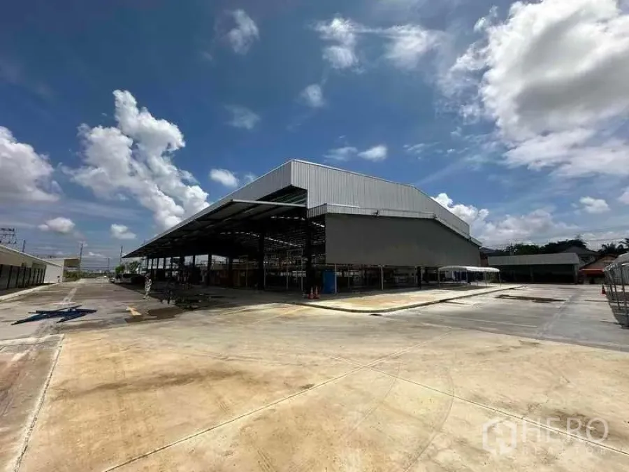 คลังสินค้า ให้เช่าในSai Noi, Nonthaburi - โกดังขนาดใหญ่สมัยใหม่ หลังคาสูง มีฮาร์ดสแตนด์กว้างสำหรับรถบรรทุกและจอดรถ